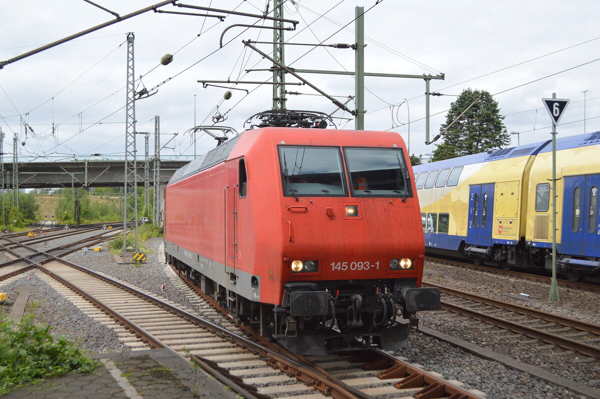 HSL Logistik GmbH, Hamburg [D] mit der BRLL Lok  145 093-1 [NVR-Nummer: 91 80 6145 093-1 D-BRLL] war am Bahnhof Hamburg-Harburg abgestellt, hier bei der Abfahrt vom Abstellgleis am 22.07.22 