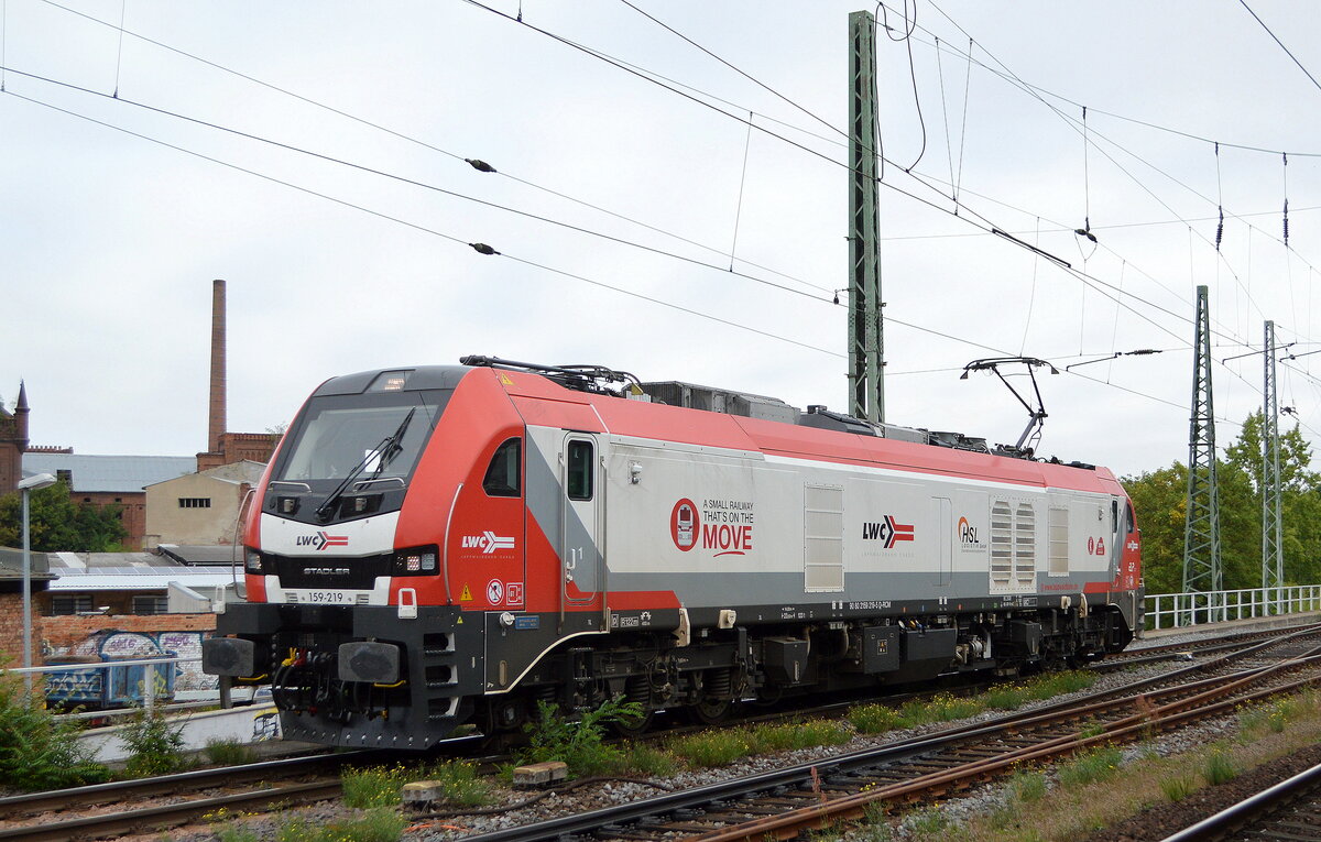 HSL Logistik GmbH, Hamburg [D] / LWC Lappwaldbahn Cargo GmbH, Braunschweig [D] mit  159 219  [NVR-Nummer: 90 80 2159 219-5 D-RCM] am 29.08.22 Vorbeifahrt Bahnhof Magdeburg Neustadt. 