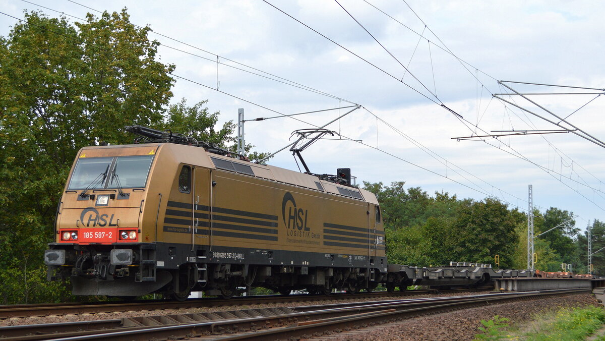 HSL Logistik GmbH, Hamburg [D]  mit  185 597-2  [NVR-Nummer: 91 80 6185 597-2 D-BRLL] und einem gemischten aber hauptsächlich aus Getreidesilowagen bestehenden Güterzug am 07.09.22 Berlin Wuhlheide.