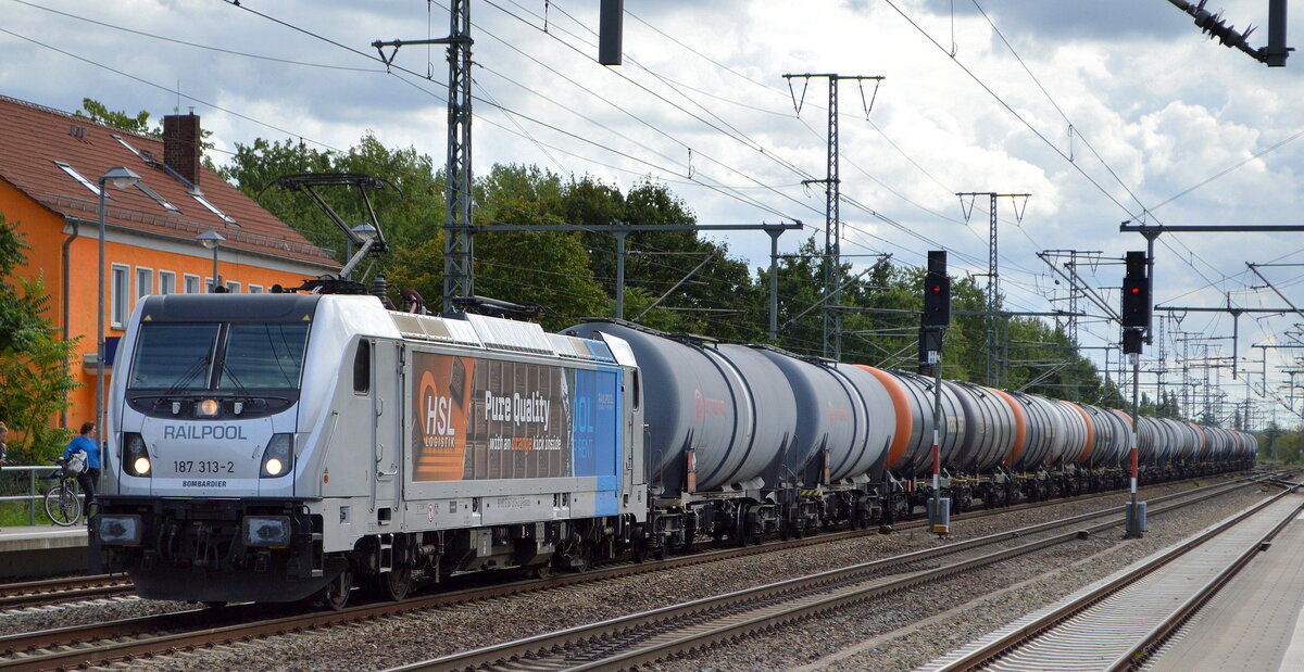 HSL Logistik GmbH, Hamburg [D] mit der Railpool Lok  187 313-2  [NVR-Numer: 91 80 6187 313-2 D-Rpool] und einem Kesselwagenzug am 15.09.22 Durchfahrt Bahnhof Golm.