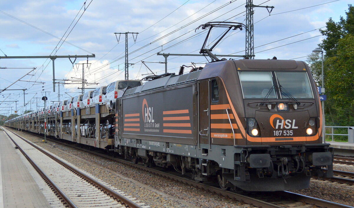 HSL Logistik GmbH, Hamburg [D] mit  187 535  [NVR-Nummer: 91 80 6187 535-0 D-HSL] und PKW-Transportzug am 29.09.22 Durchfahrt Bahnhof Golm.