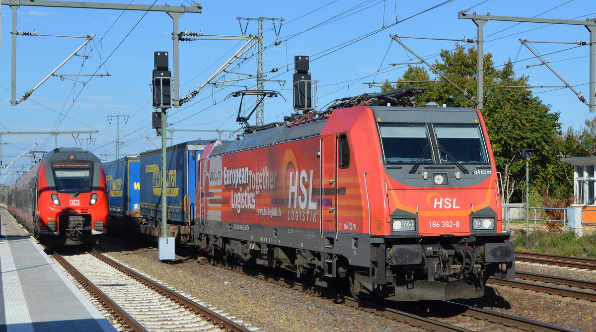 HSL Logistik GmbH, Hamburg [D] mit  186 382-8  (NVR-Nummer: 91 80 6186 382-8 D-AKIEM] und KLV-Zug am 10.10.22 Durchfahrt Bahnhof Golm.