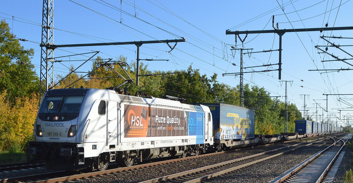 HSL Logistik GmbH, Hamburg [D] mit  187 313-2  [NVR-Nummer: 91 80 6187 313-2 D-Rpool] und KLV-Zug Richtung Rostock Seehafen am 10.10.22 Durchfahrt Bahnhof Golm.