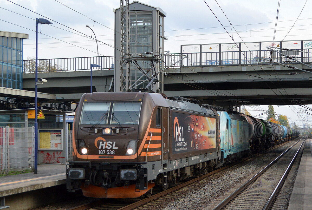 HSL Logistik GmbH, Hamburg [D] mit  187 538  [NVR-Nummer: 91 80 6187 538-4 D-HSL] und  186 364-6  [NVR-Nummer: 91 80 6186 364-6 D-AKIEM] + Kesselwagenzug am Haken Richtung Stendell   am 13.10.22 Durchfahrt Bahnhof Berlin Hohenschönhausen.