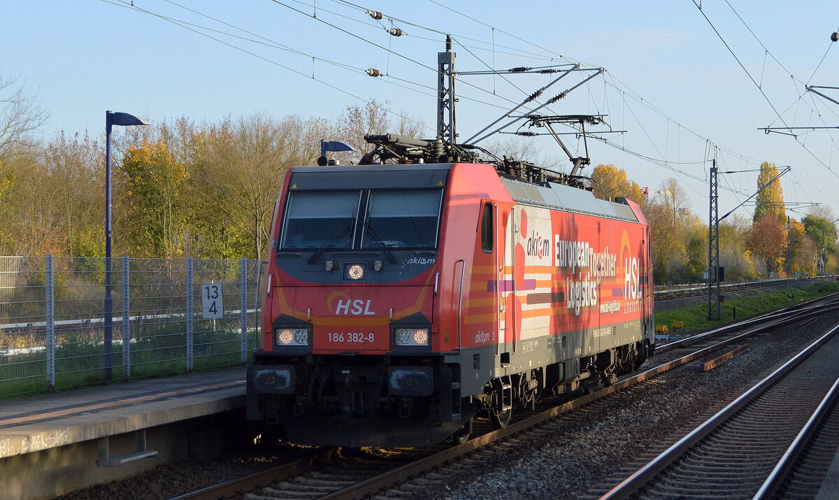 HSL Logistik GmbH, Hamburg [D] mit der Akiem Lok   186 382-8  [NVR-Nummer: 91 80 6186 382-8 D-AKIEM] am 30.10.22 Durchfahrt Bahnhof Berlin Hohenschönhausen.