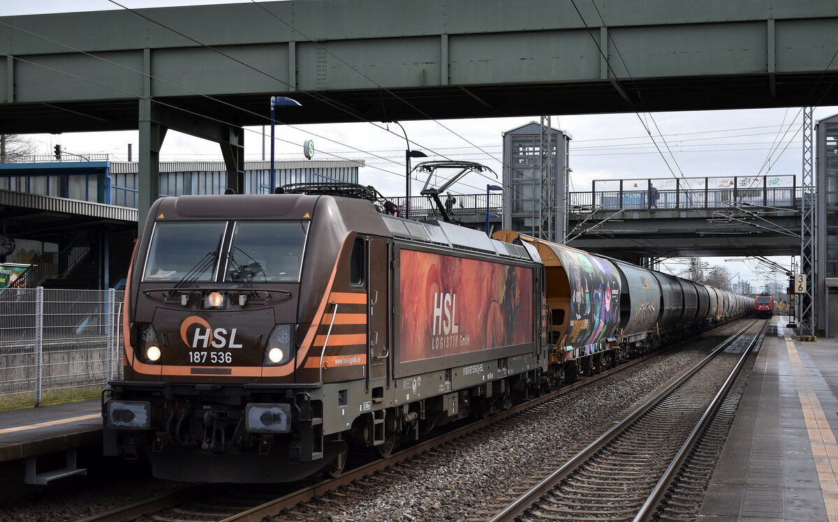HSL Logistik GmbH, Hamburg [D] mit ihrer  187 536  [NVR-Nummer: 91 80 6187 536-8 D-HSL] und einem Getreidezug Richtung Nordosten am 13.03.23 Durchfahrt Bahnhof Berlin-Hohenschönhausen.