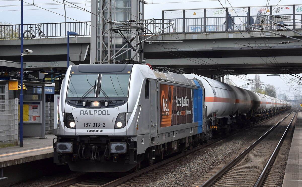 HSL Logistik GmbH, Hamburg [D] mit der Railpool Lok   187 313-2  [NVR-Nummer: 91 80 6187 313-2 D-Rpool] und einem Ganzzug Druckgaskesselwagen Richtung Stendell am 17.04.23 Durchfahrt Bahnhof Berlin Hohenschönhausen.