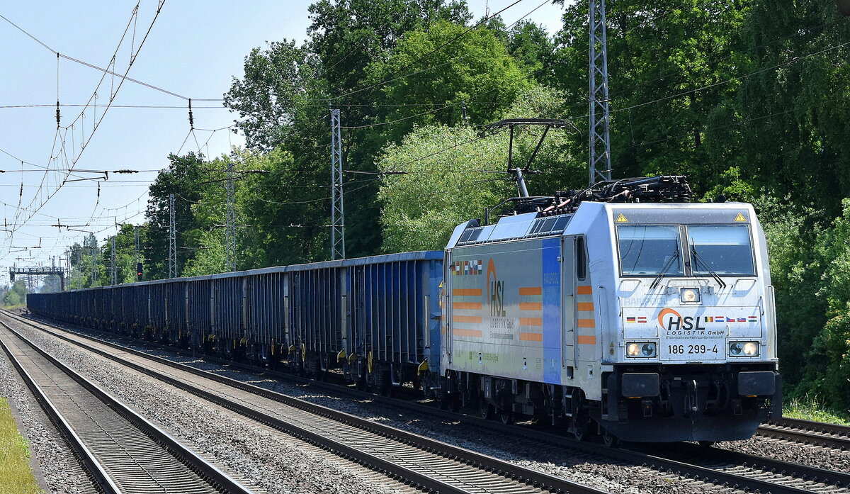 HSL Logistik GmbH, Hamburg [D] mit der Railpool Lok  186 299-4  [NVR-Nummer: 91 80 6186 299-4 D-Rpool] und einem Ganzzug Hochbordwagen am 05.06.23 Vorbeifahrt Bahnhof Dendensen-Gümmer.
