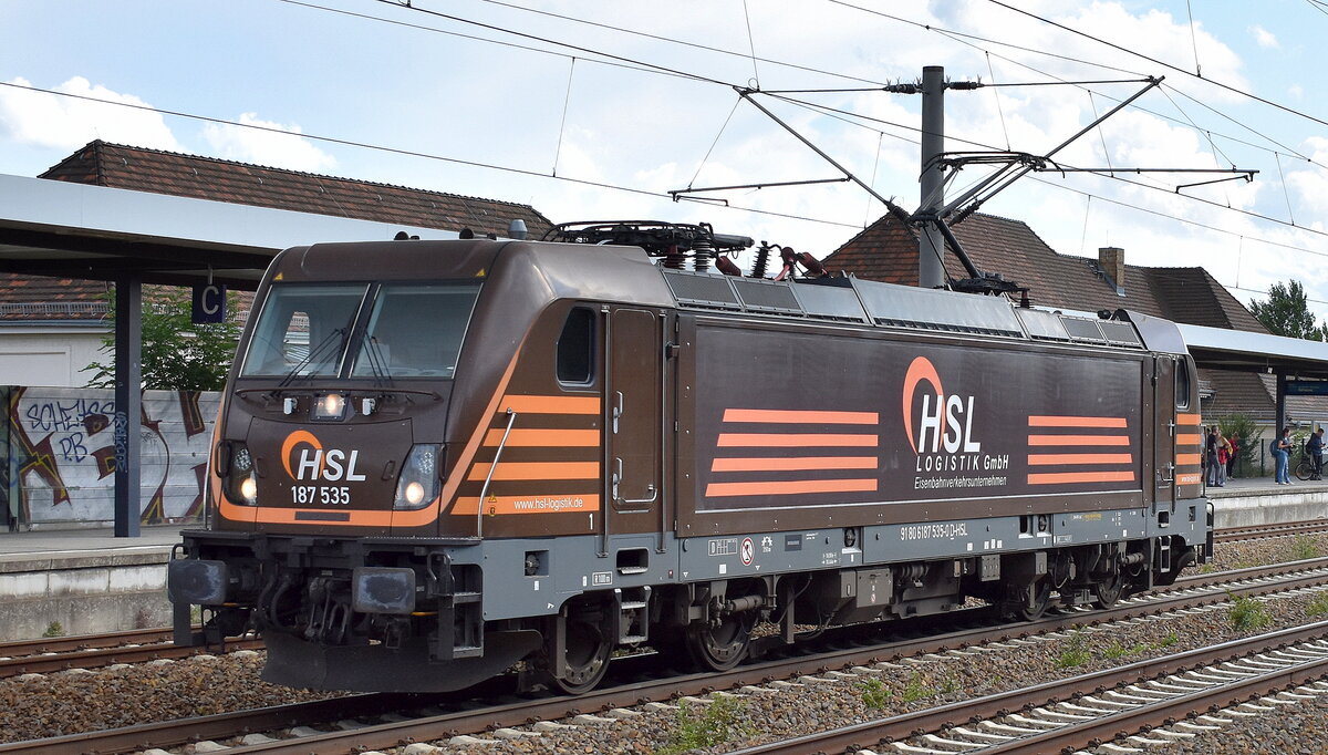 HSL Logistik GmbH, Hamburg [D] mit ihrer  187 535  [NVR-Nummer: 91 80 6187 535-0 D-HSL] am 01.08.23 Höhe Bahnhof Luckenwalde.