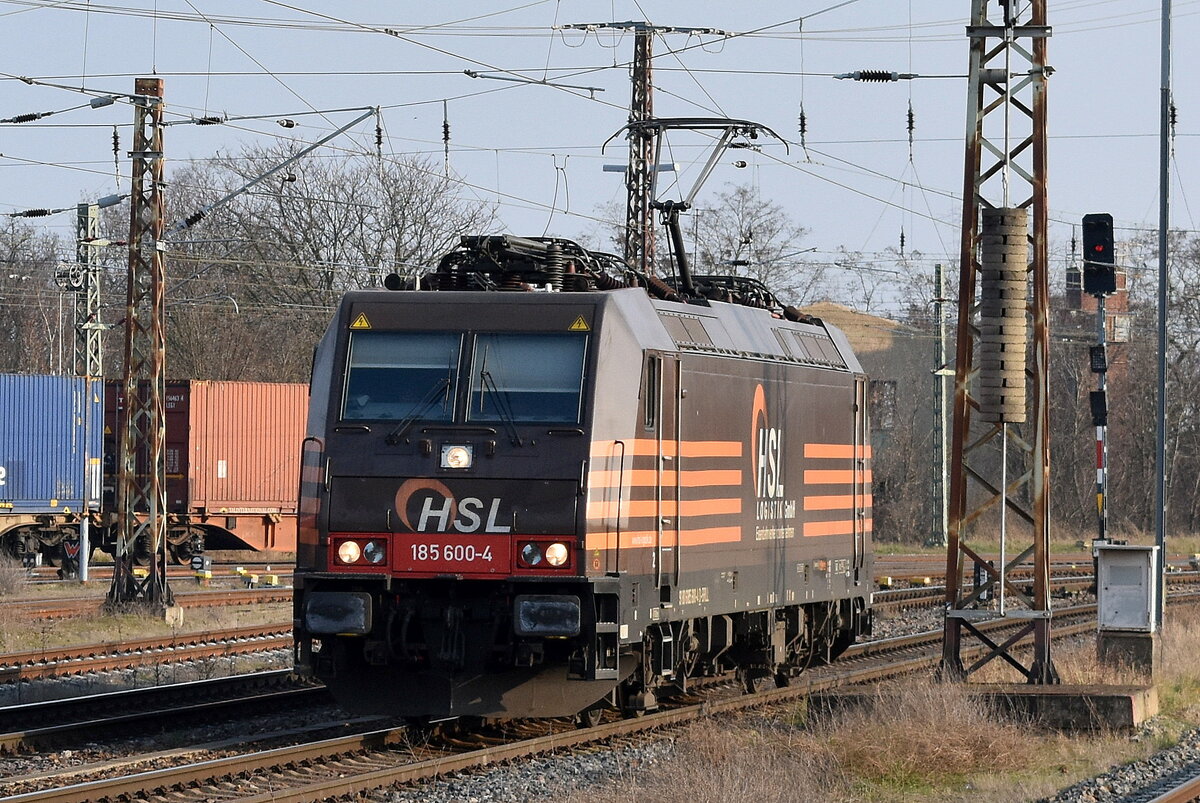 HSL Logistik GmbH, Hamburg [D] mit ihrer  185 600-4  [NVR-Nummer: 91 80 6185 600-4 D-BRLL] fuhr zum Umsetzen kurz Richtung Bahnhof Frankfurt/Oder, 04.03.24