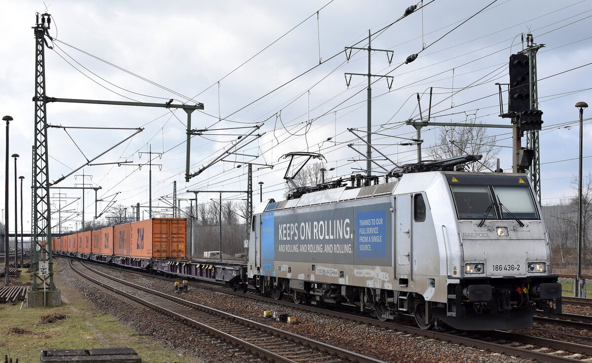 HSL Logistik GmbH, Hamburg [D] mit der Railpool Lok  186 436-2  [NVR-Nummer: 91 80 6186 436-2 D-Rpool] und Containerzug Richtung Frankfurt/Oder am 06.03.24 Durchfahrt Bahnhof Schönefeld bei Berlin.