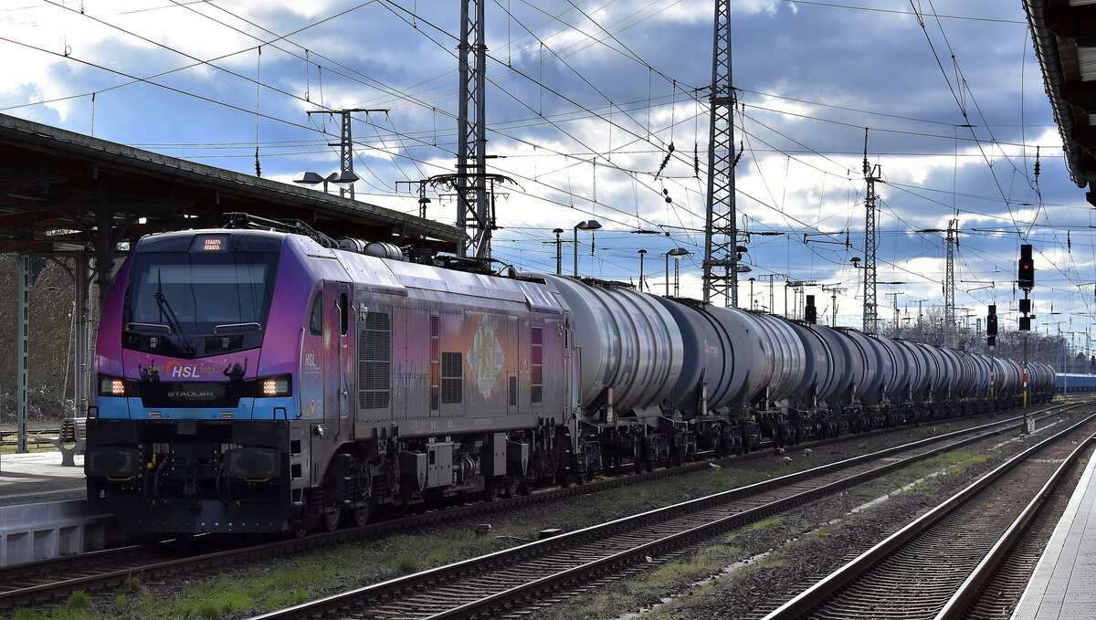 HSL Logistik GmbH, Hamburg [D] mit der Euro9000 Zweikraftlok  2019 307-8  [NVR-Nummer: 90 80 2019 307-8 D-RCM] fährt mit einem Kesselwagenzug am 25.02.24 durch den Bahnhof Stendal Hbf. vorbei.