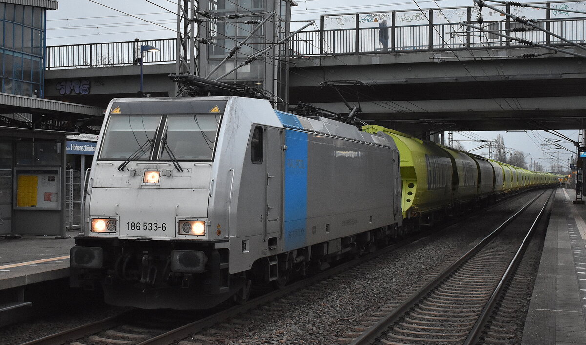 HSL Logistik GmbH, Hamburg [D]mit der Railpool Lok  186 533-6  [NVR-Nummer: 91 80 6186 533-6 D-Rpool] und einem Getreidezug am 20.02.24 Durchfahrt Bahnhof Berlin Hohenschönhausen.
