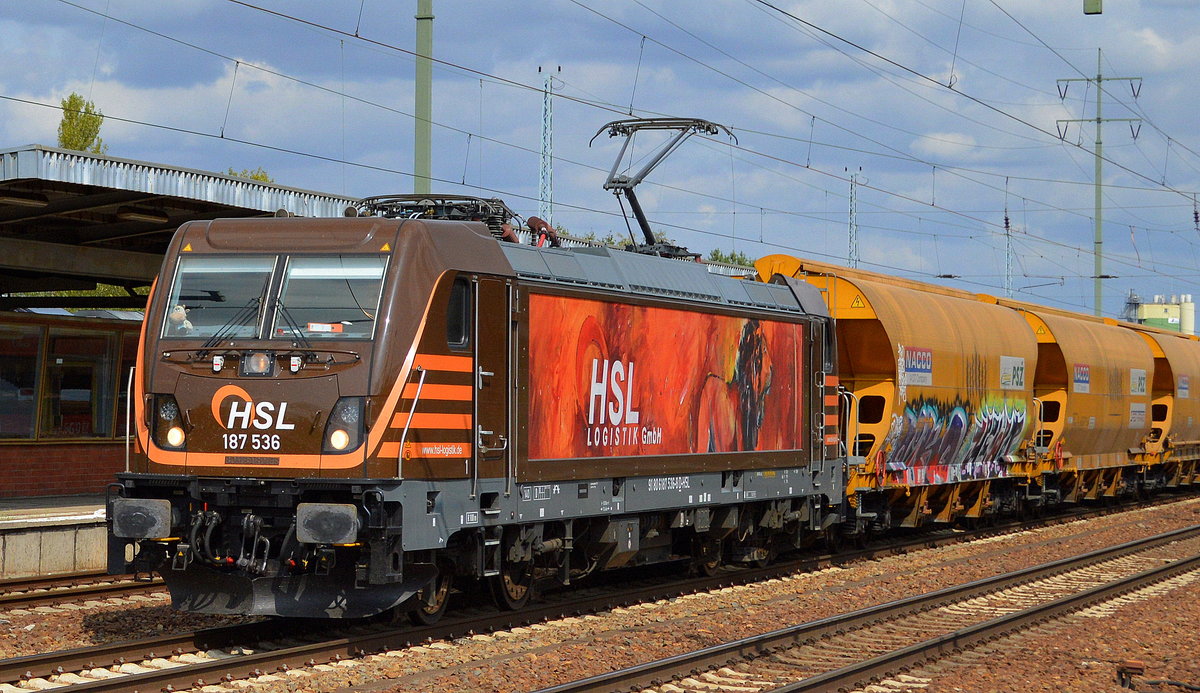 HSL Logistik GmbH, Hamburg mit  187 536  [NVR-Number: 91 80 6187 536-8 D-HSL] und einem Getreidezug am 28.08.18 Bf. Flughafen Berlin-Schönefeld.