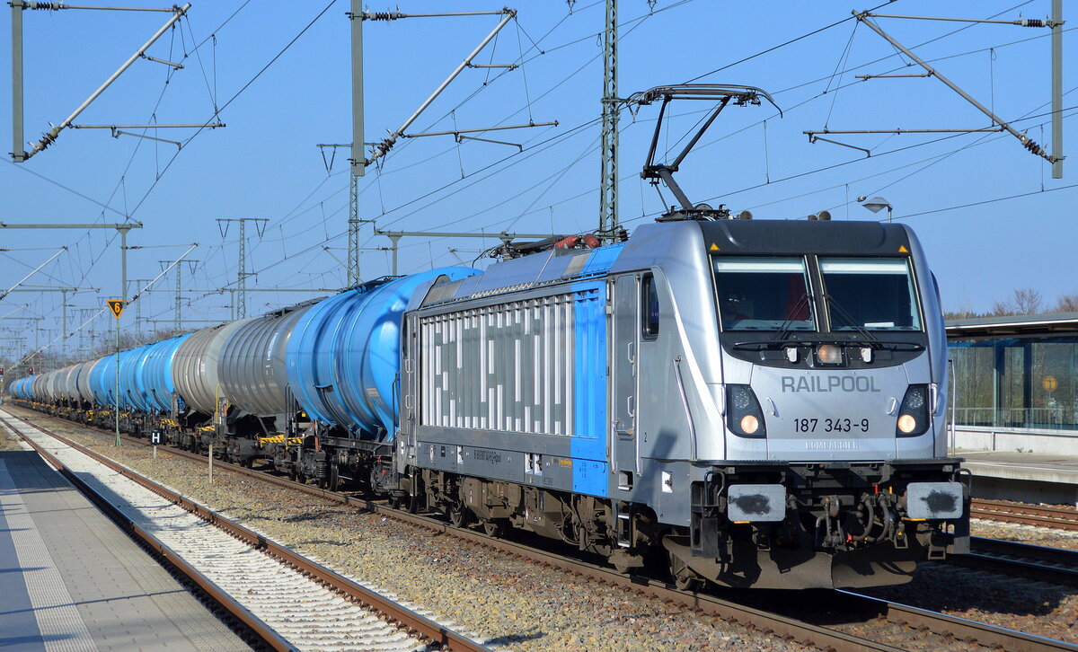 HSL Logistik GmbH, Hamburg mit der Railpool Lok 187 343-9  [NVR-Nummer: 91 80 6187 343-9 D-Rpool] und Kesselwagenzug am 24.03.22 Durchfahrt Bf. Golm.