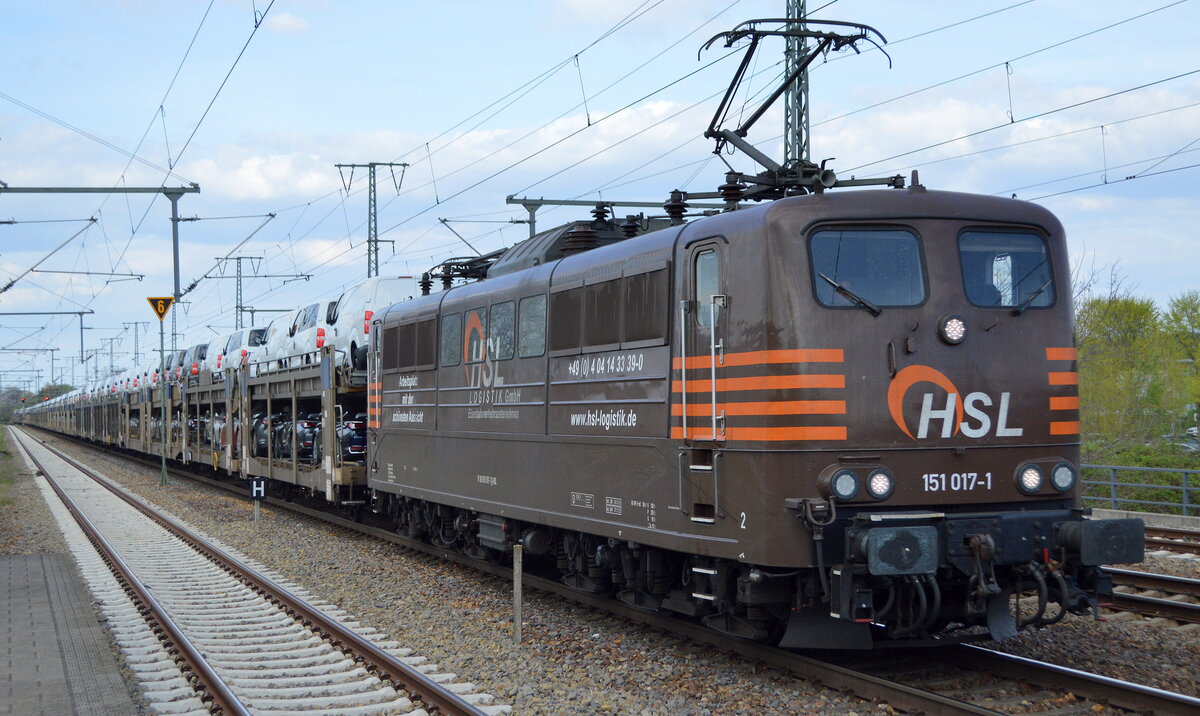 HSL Logistik GmbH, Hamburg mit  151 017-1  (NVR:  91 80 6151 017-1 D-HSL ) und PKW-Transportzug am 27.04.22 Durchfahrt Bf. Golm.