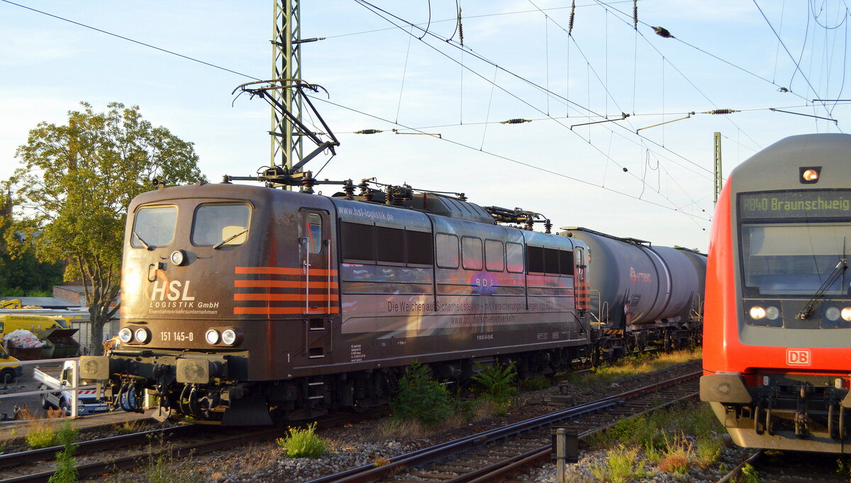 HSL Logistik GmbH, Hamburg mit  151 145-0  (NVR:  91 80 6151 145-0 D-HSL ) und einem Kesselwagenzug am 18.07.22 Vorbeifahrt Bahnhof Magdeburg-Neustadt.