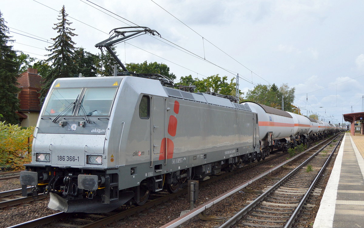 HSL Logistik GmbH, Hamburg-Tiefstack [D] mit der Akiem Lok  186 366-1 [NVR-Nummer: 91 80 6186 366-1 D-AKIEM] und einem Ganzzug Druckgaskesselwagen Richtung Frankfurt/Oder am 08.10.20 Berlin Hirschgarten.