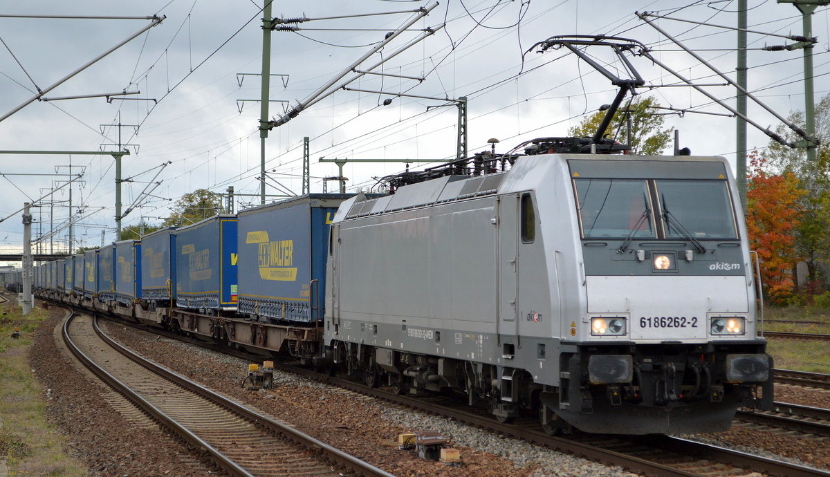 HSL Logistik GmbH, Hamburg-Tiefstack [D] mit der Akiem Lok  186 262-2   [NVR-Nummer: 91 80 6186 262-2 D-AKIEM] und Taschenwagenzug Richtung Rostock am 04.10.20 Bf. Flughafen Berlin Schönefeld.