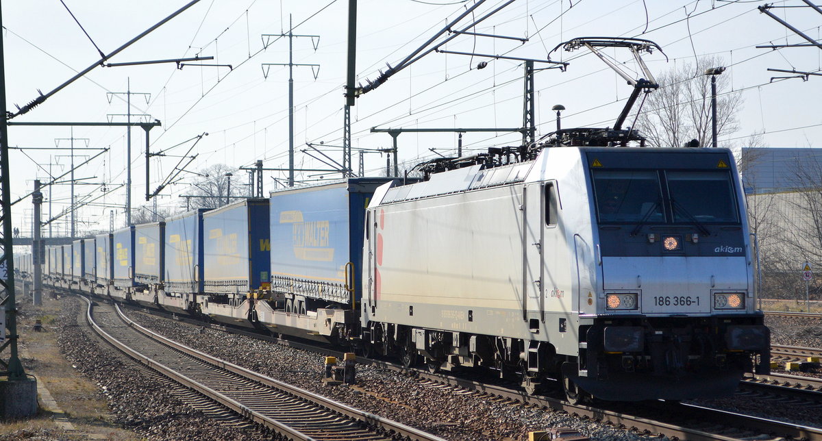 HSL Logistik GmbH, Hamburg-Tiefstack [D] mit  186 366-1  [NVR-Number: 91 80 6186 366-1 D-AKIEM] mit Taschenwagenzug Richtung Rostock am 03.03.21 Durchfahrt BF. Flughafen BER Terminal 5.