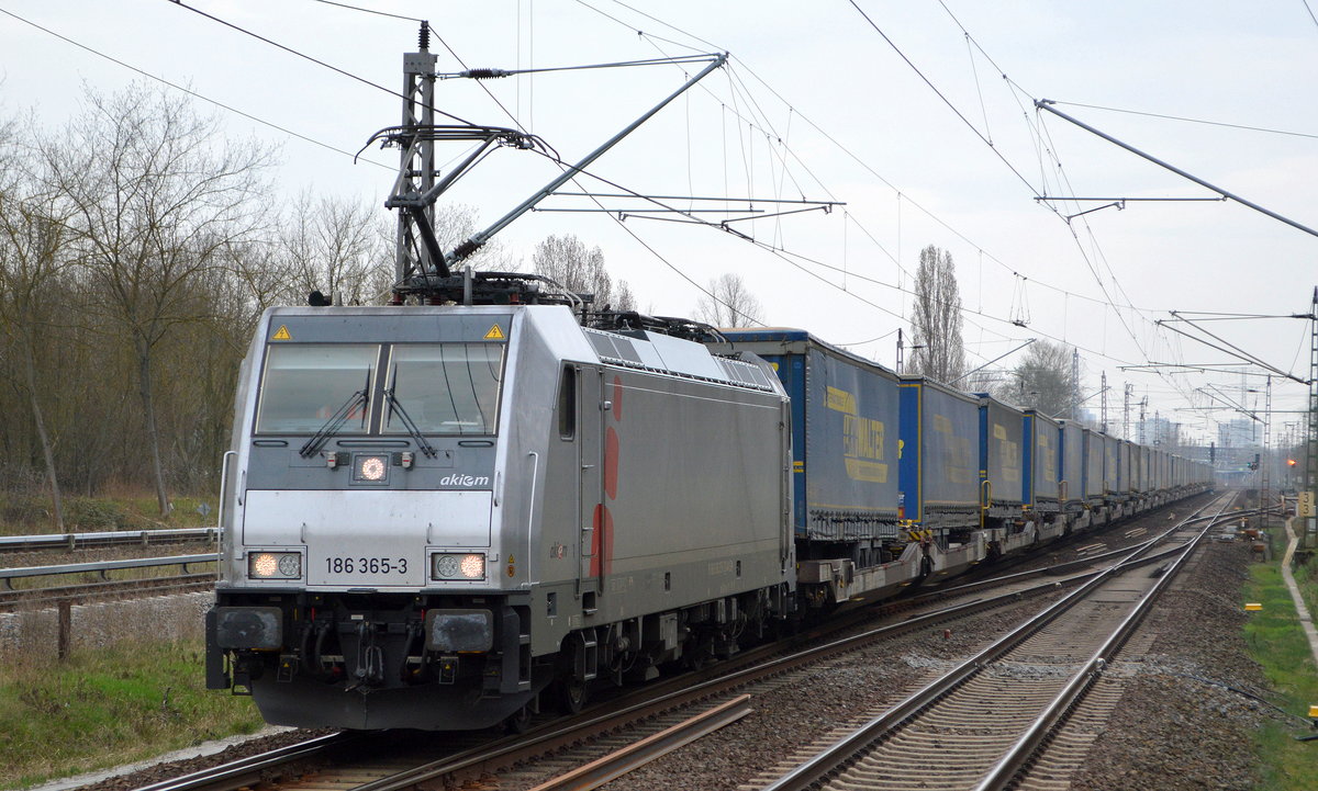HSL Logistik GmbH, Hamburg-Tiefstack [D] mit  186 365-3  [NVR-Nummer: 91 80 6186 365-3 D-AKIEM] und Taschenwagenzug Richtung Rostock am 01.04.21 Durchfahrt Bf. Berlin-Hohenschönhausen.