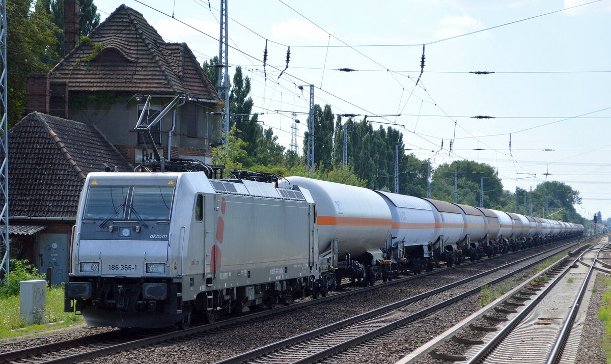 HSL Logistik GmbH, Hamburg-Tiefstack [D] mit  186 366-1  [NVR-Nummer: 91 80 6186 366-1 D-AKIEM] und einem Ganzzug Druckgaskesselwagen (leer) Richtung Stendell am 12.08.21 Berlin Buch.