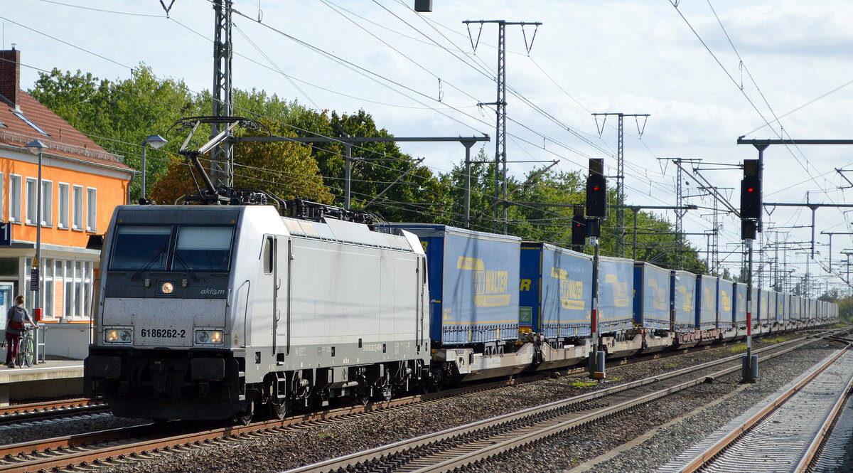 HSL Logistik GmbH, Hamburg-Tiefstack [D]  mit  186 262-2  [NVR-Nummer: 91 80 6186 262-2 D-AKIEM) und einem Taschenwagenzug am 22.09.21 Durchfahrt Bf. Golm (Potsdam).