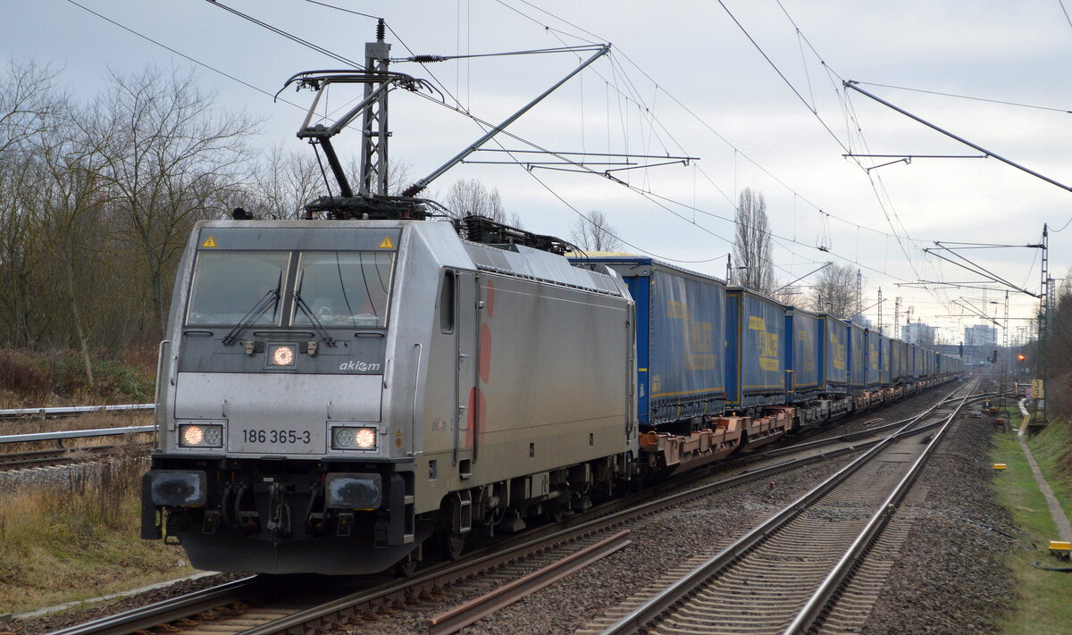 HSL Logistik GmbH, Hamburg-Tiefstack [D] mit  186 365-3  [NVR-Nummer: 91 80 6186 365-3 D-AKIEM] und KLV-Zug Richtung Rostock am 21.12.21 Bf. Berlin Hohenschönhausen.