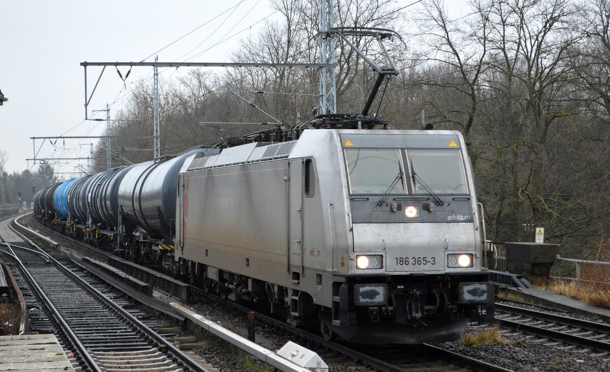 HSL Logistik GmbH, Hamburg-Tiefstack [D] mit der Akiem Lok  186 365-3  [NVR-Nummer: 91 80 6186 365-3 D-AKIEM] und einem Kesselwagenzug (Benzin) am 30.12.21 Berlin Buch. 