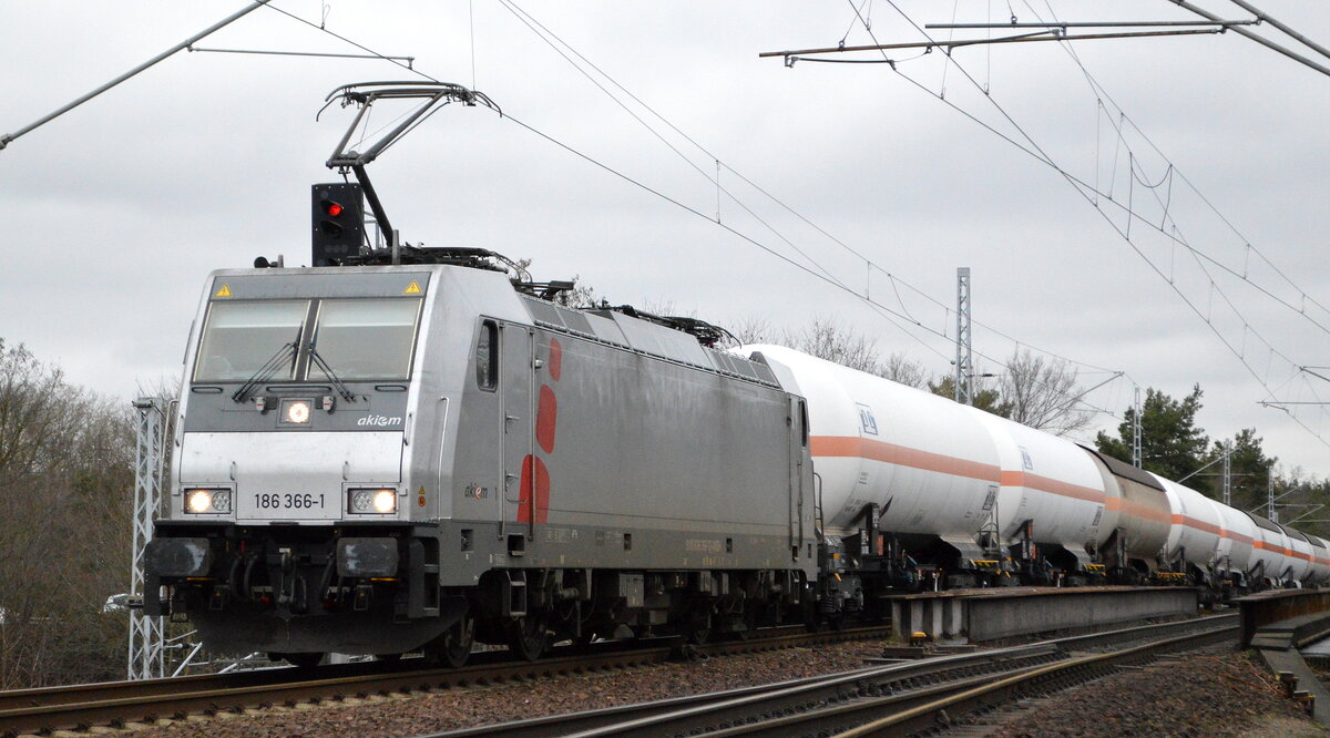 HSL Logistik GmbH, Hamburg-Tiefstack [D] mit  186 366-1  [NVR-Nummer: 91 80 6186 366-1 D-AKIEM] und einem Ganzzug Druckgaskesselwagen (Propen) am 24.01.22 Berlin Wuhlheide.