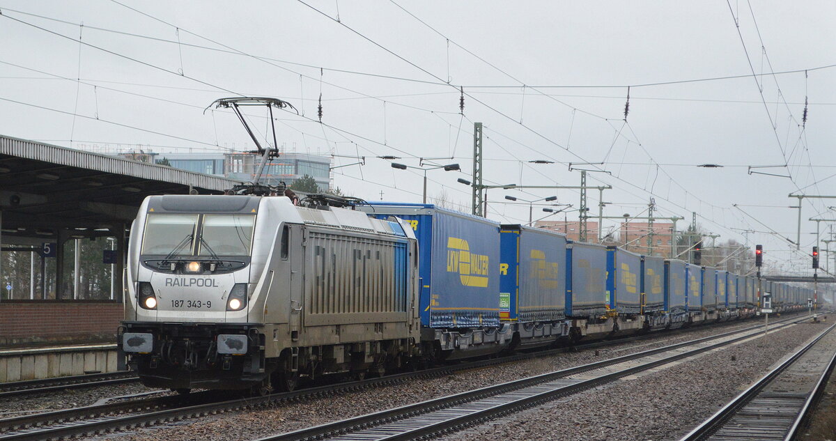 HSL Logistik GmbH, Hamburg-Tiefstack [D] mit der Railpool Lok  187 343-9  [NVR-Number: 91 80 6187 343-9 D-Rpool] und KLV-Zug am 26.01.22 Richtung Rostock-Seehafen bei der Durchfahrt Bf. Flughafen BER - Terminal 5.