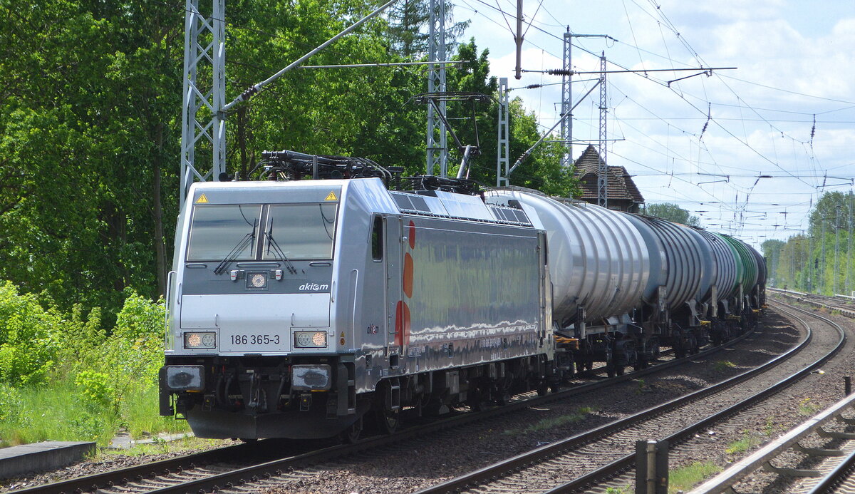 HSL Logistik GmbH, Hamburg-Tiefstack [D] mit  186 365-3  [NVR-Nummer: 91 80 6186 365-3 D-AKIEM] und Kesselwagenzug (leer) Richtung Stendell am 12.05.22 Berlin Buch.