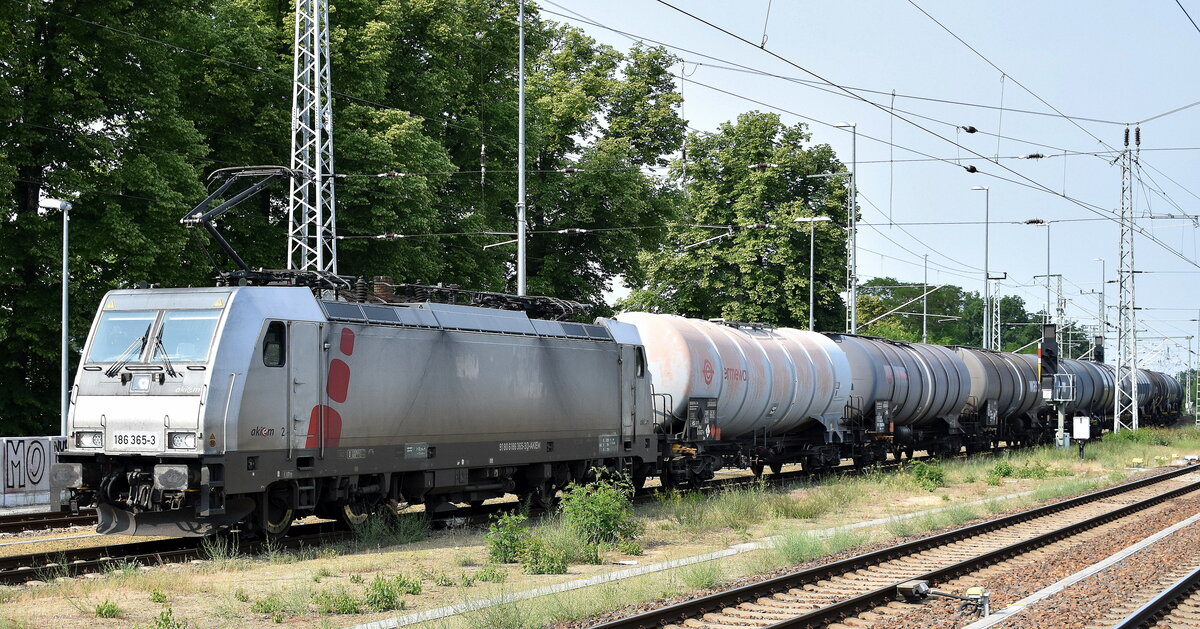 HSL Logistik GmbH, Hamburg-Tiefstack [D] mit der Akiem Lok  186 365-3  [NVR-Nummer: 91 80 6186 365-3 D-AKIEM] und eine Kesselwagenzug (Dieselkraftstoff) am 19.06.23 Durchfahrt Bahnhof Ruhland.