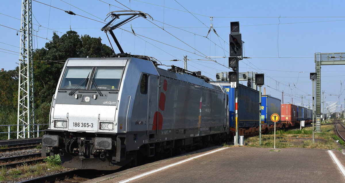 HSL Logistik GmbH, Hamburg-Tiefstack [D] mit der Akiem Lok  186 365-3  [NVR-Nummer: 91 80 6186 365-3 D-AKIEM] und einem KLV-Zug am 05.09.24 Durchfahrt Bahnhof Magdeburg-Neustadt.