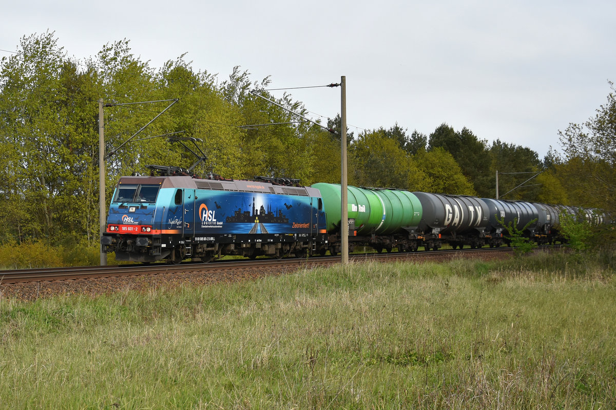 HSL Logistik GmbH kam mit dieser Schönheit auch noch an diesem Tag vorbei. 185 601-2  Night Rider  mit einem Kesselzug unterwegs in Richtung Hamburg. 3km östlich von Büchen, 15.05.2019
