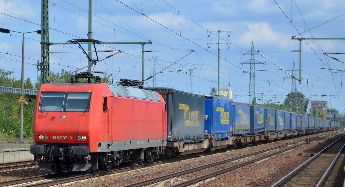 HSL Logistik GmbH mit   145 092-3  [NVR-Nummer: 91 80 6145 092-3 D-BRLL] und KLV-Zug (LKW WALTER Trailer) am 12.08.19 Durchfahrt Bahnhof Flughafen Berlin-Schönefeld.