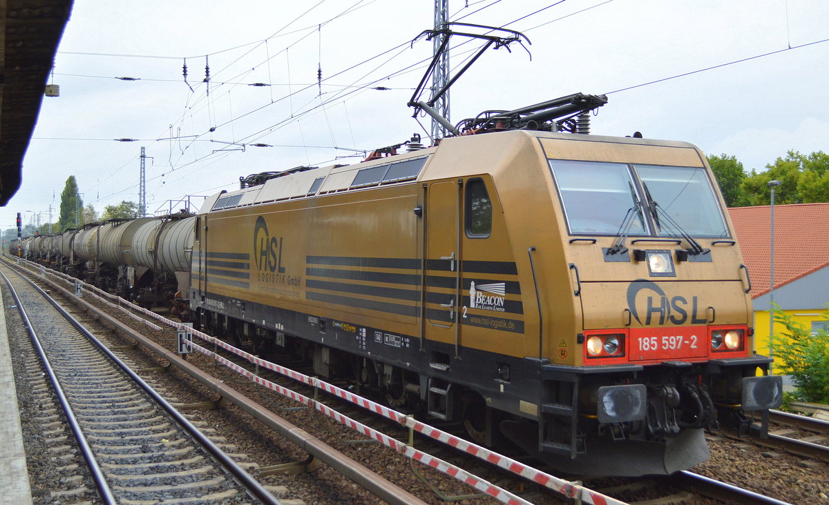 HSL Logistik GmbH mit  185 597-2  [NVR-Number: 91 80 6185 597-2 D-BRLL] und Kesselwagenzug (geschmolzenes Schwefel) am 30.08.18 Berlin-Karow.