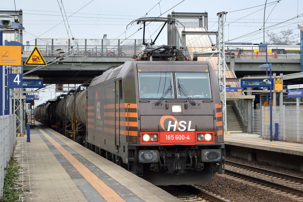 HSL Logistik GmbH mit  185 600-4   [NVR-Number: 91 80 6185 600-4 D-BRLL] und Kesselwagenzug (geschmolzenes Schwefel) am 21.02.19 Bf. Berlin-Hohenschönhausen.