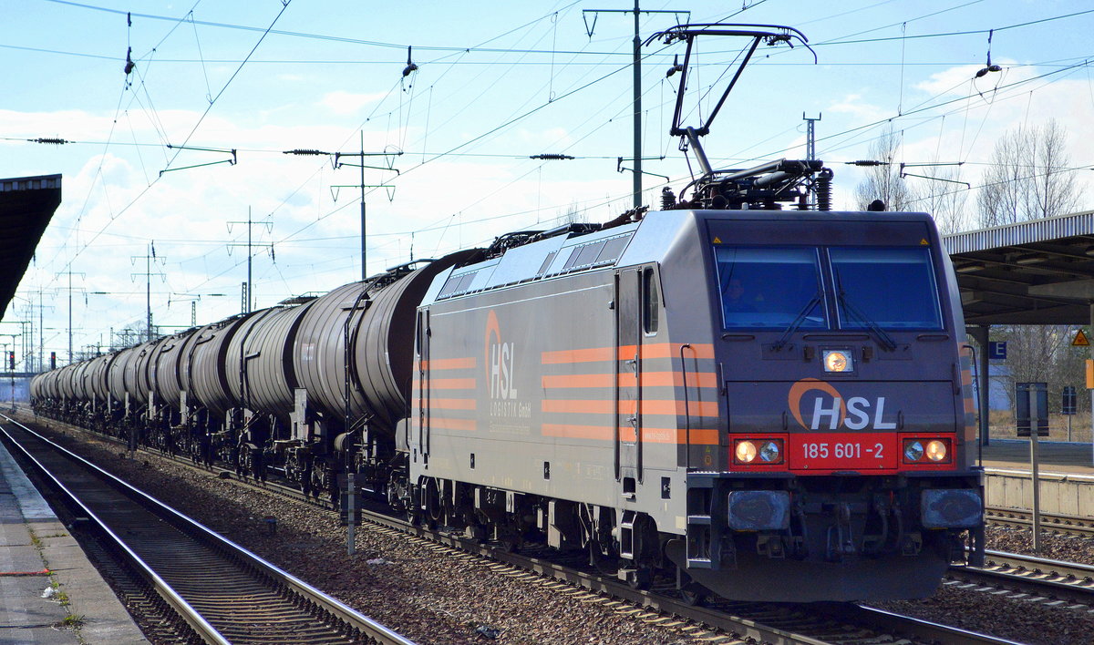 HSL Logistik GmbH mit  185 601-2  [NVR-Number: 91 80 6185 601-2 D-BRLL] und Kesselwagenzug am 05.03.19 Bf. Flughafen Berlin-Schönefeld.