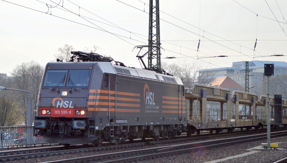 HSL Logistik GmbH mit  185 599-8   [NVR-Nummer: 91 80 6185 599-8 D-BRLL] mit einem PKW-Transportzug (leer) am 02.04.19 Dresden Hbf. Durchfahrt.