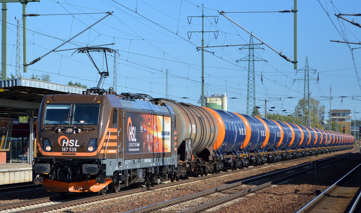 HSL Logistik GmbH mit  187 538  [NVR-Number: 91 80 6187 538-4 D-HSL] mit Kesselwagenzug am 05.10.18 im Bf. Flughafen Berlin Schönefeld.