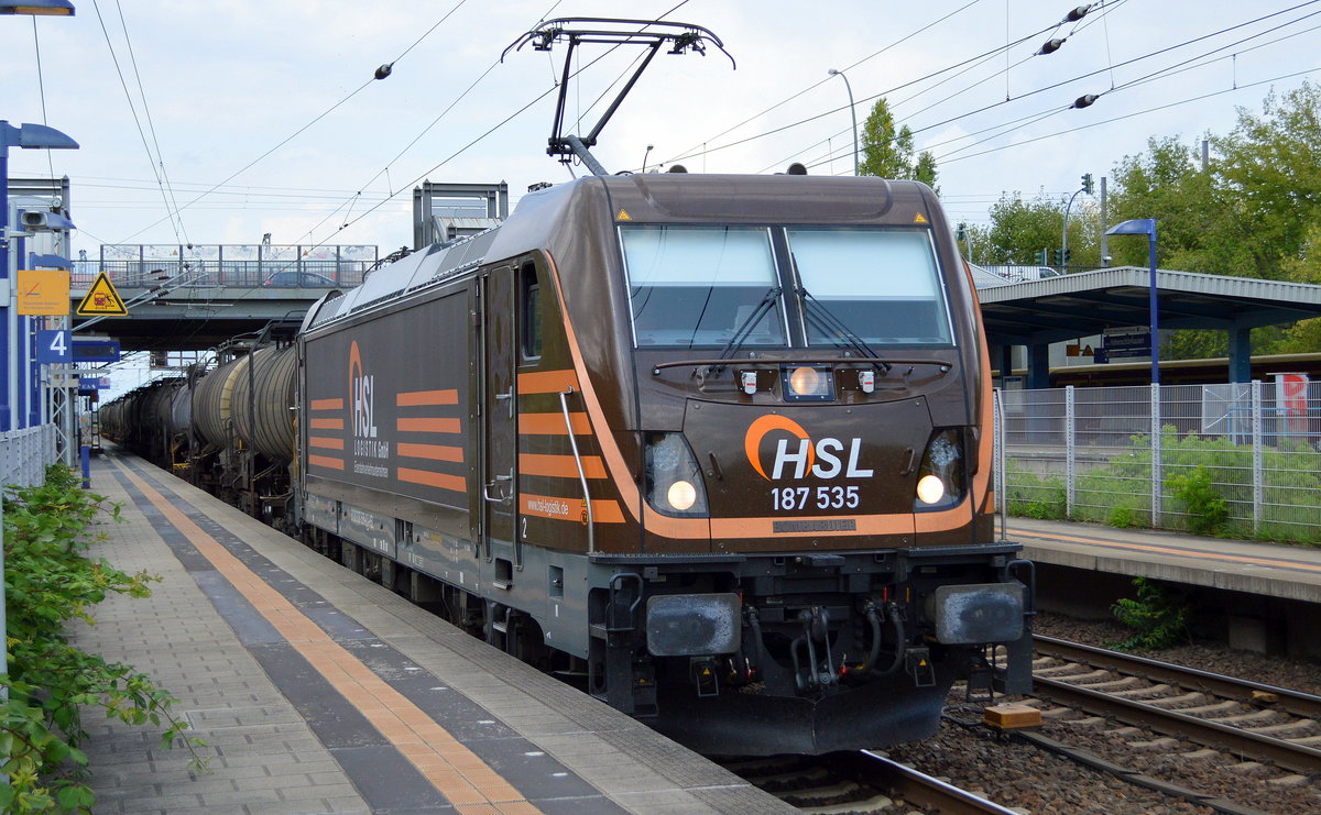 HSL Logistik GmbH mit  187 535  [NVR-Nummer: 91 80 6187 535-0 D-HSL] und Kesselwagenzug (geschmolzenes Schwefel) am 01.08.19 Durchfahrt Bahnhof Berlin-Hohenschönhausen.