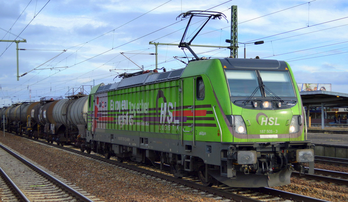 HSL Logistik GmbH mit der akiem Lok  187 505-3  [NVR-Number: 91 80 6187 505-3 D-AKIEM] und Kesselwagenzug am 28.01.19 Durchfahrt Bf. Flughafen Berlin-Schönefeld.