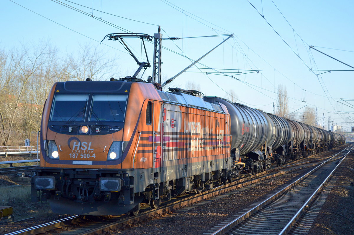 HSL Logistik GmbH mit der akiem Lok  187 500-4  [NVR-Number: 91 80 6187 500-4 D-AKIEM] und einem Kesselwagenzug (leer) Richtung Stendel am 27.02.19 Bf. Berlin-Hohenschönhausen.
