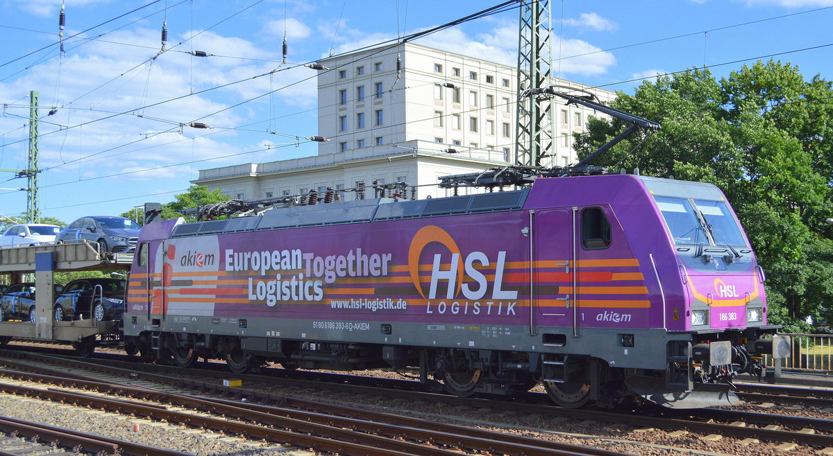 HSL Logistik GmbH mit der akiem  186 383-6  [NVR-Nummer: 91 80 6186 383-6 D-AKIEM] und einem PKW-Transportzug (Mercedes Benz PKW aus Tschechien) am 03.07.19 Durchfahrt Dresden Hauptbahnhof.