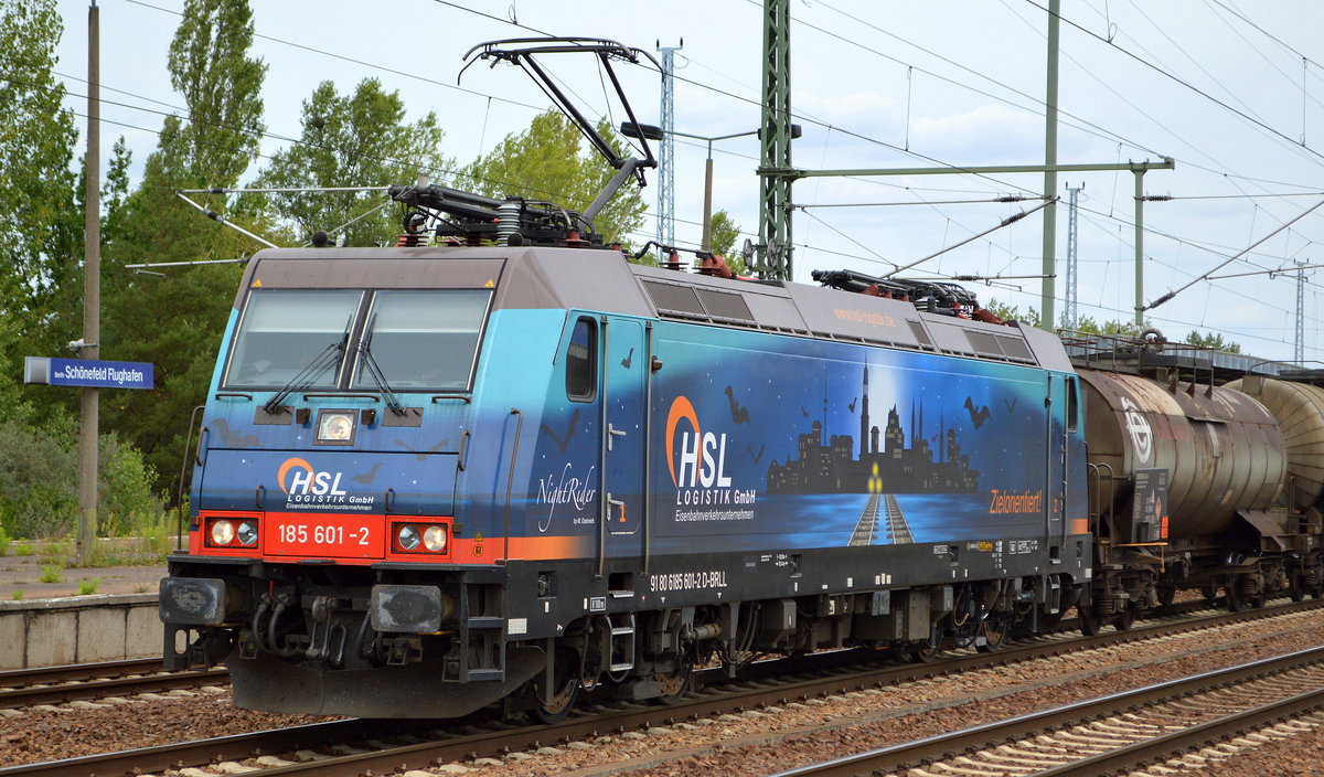 HSL Logistik GmbH mit ihrer wunderschön gestalteten  185 601-2  [NVR-Nummer: 91 80 6185 601-2 D-BRLL] und Kesselwagenzug (geschmolzenes Schwefel) am 12.08.19 Durchfahrt Bahnhof Flughafen Berlin-Schönefeld.