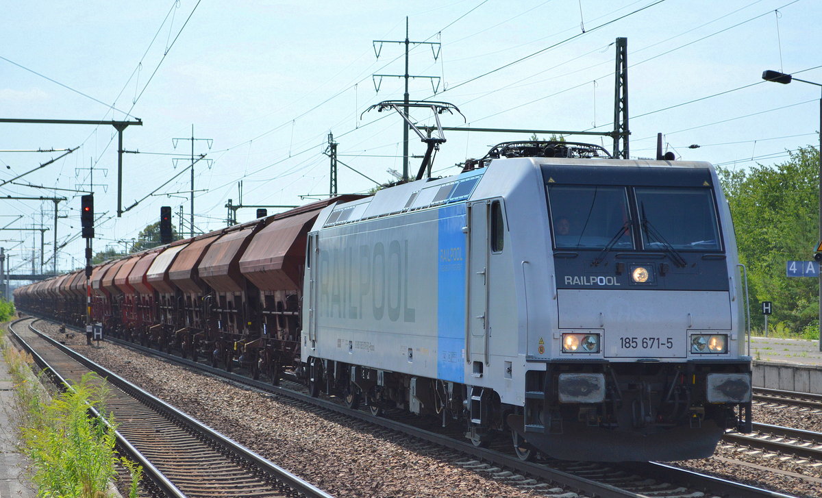 HSL Logistik GmbH mit Rpool  185 671-5  [NVR-Number: 91 80 6185 671-5 D-Rpool] und einem Ganzzug gedeckter Schüttgutwagen am 18.07.18 Bf. Flughafen Berlin-Schönefeld.