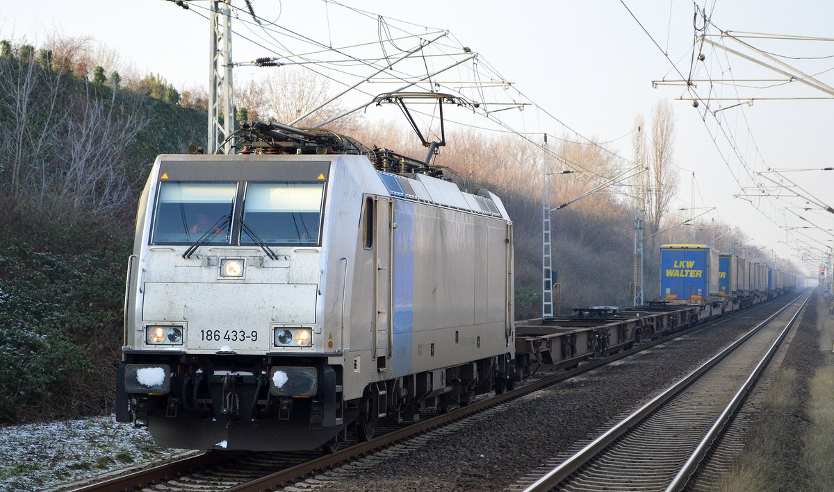 HSL Logistik GmbH mit der Rpool   186 433-9  [NVR-Number: 91 80 6186 433-9 D-Rpool] und einem schwach ausgelastetem KLV-ZUg (LKW WALTER Trailer) am 21.01.19 Bf. Berlin-Hohennschönhausen. 
