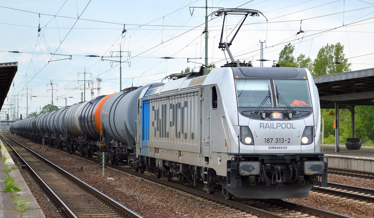 HSL Logistik GmbH mit der Rpool   187 313-2  [NVR-Nummer: 91 80 6187 313-2 D-Rpool] und Kesselwagenzug am 20.05.19 Bf. Flughafen Berlin-Schönefeld.