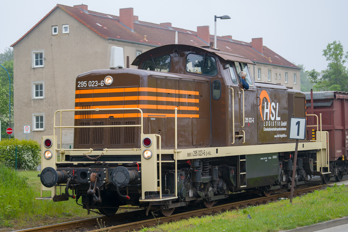 HSL Lok 290 023 auf Rangierfahrt mit Schrittgeschwindigkeit zum Nordhafen von Stralsund. - 20.05.2019  
